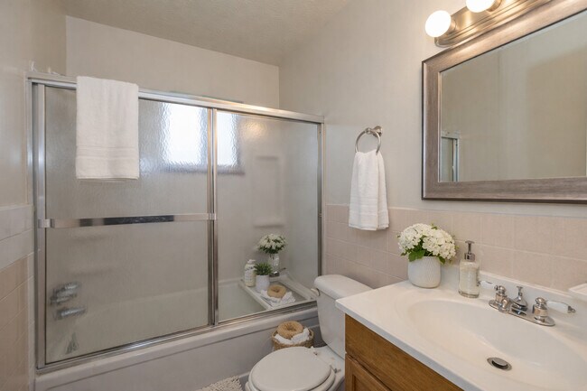 Photo - Water's Edge Apartments