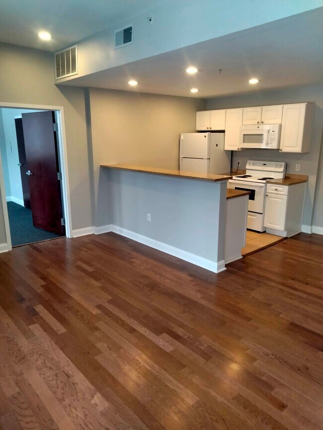 Building Photo - 210 Farmington Ave Unit 215