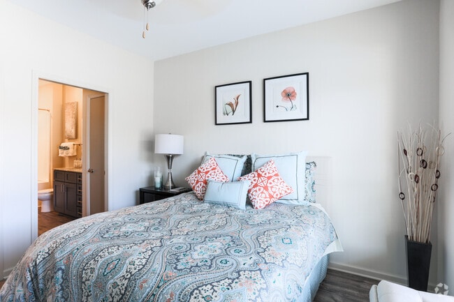 1BR, 1BA - 808 SF