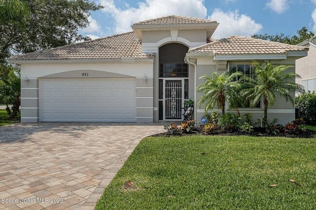 Building Photo - 3 Bed 2 bath 2 car garage pool home