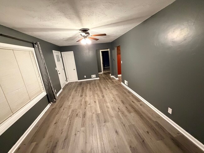 Photo - 933 E 13th St