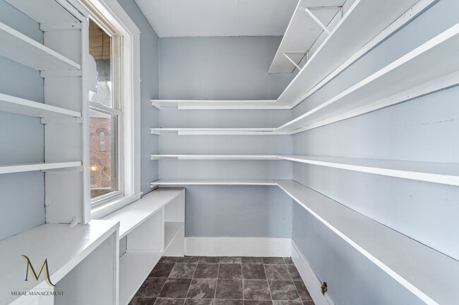 Photo - Bright & Spacious 3-Bed with Balcony and P... House