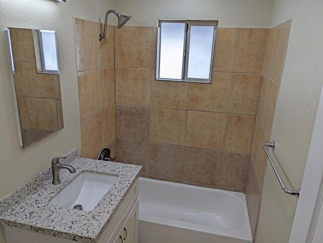 Photo - 4209-4223 Winona Ave