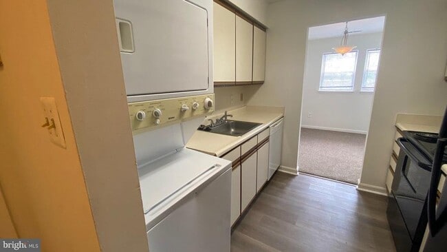Building Photo - 8601 Falls Run Rd Unit I
