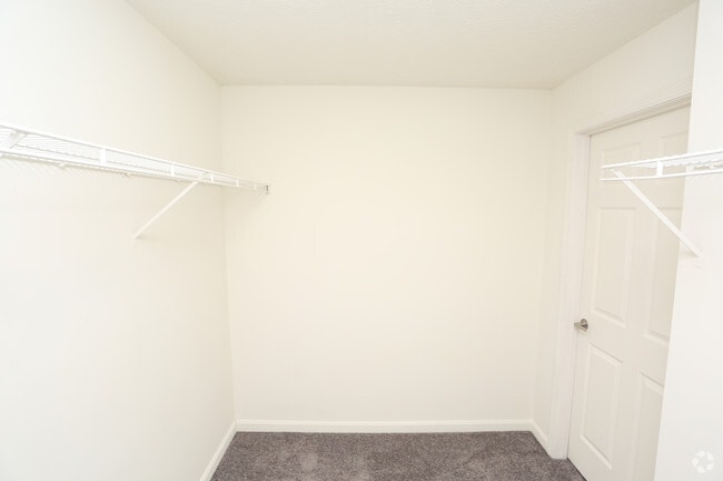 2BR, 2BA - 1,015 SF - Walk In Closet