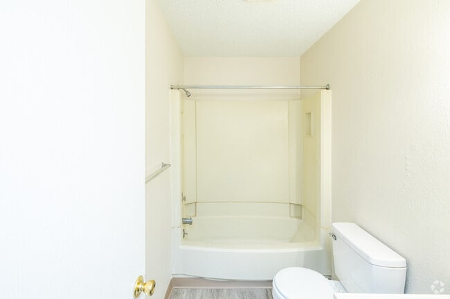 2BR, 1BA - 868SF - Bathroom