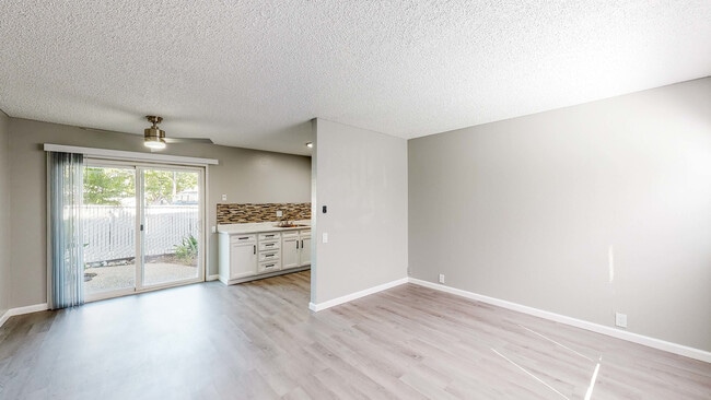 Living room/dining 2x1 - University Square Apartments