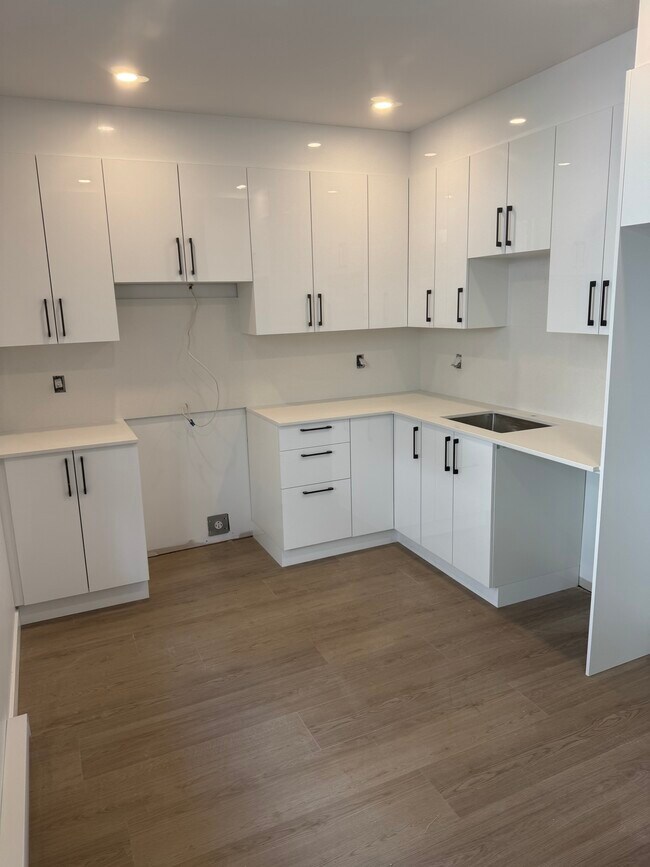Building Photo - 6353 Av Henri-Julien Unit 6353 henri julien .renato