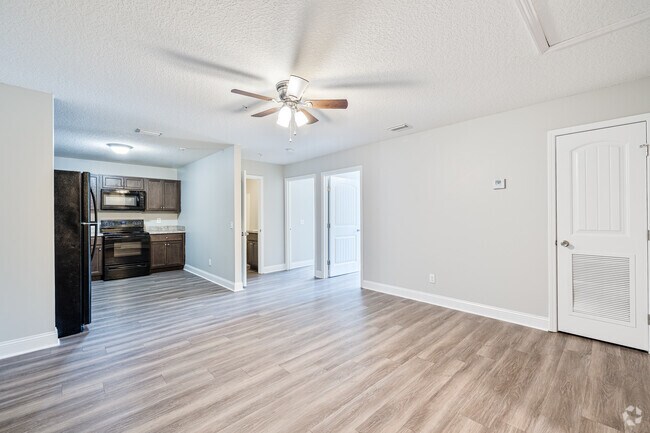2BR, 1BA - 900SF - Livingroom