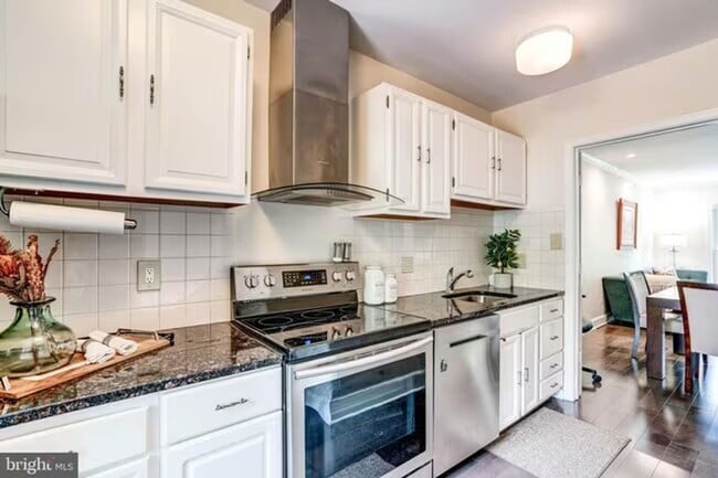 Photo - Sun-Drenched 2BR/2.5 BA Townhouse Condo in Gated Sutton Place