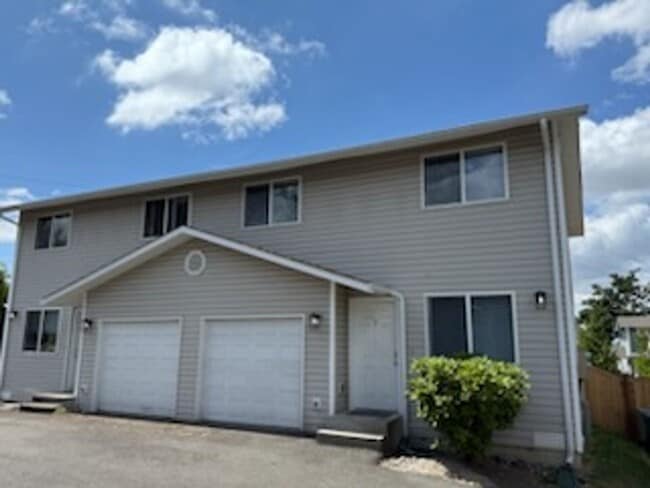 Building Photo - Fabulous 2 Bedroom Townhome With Attached ...