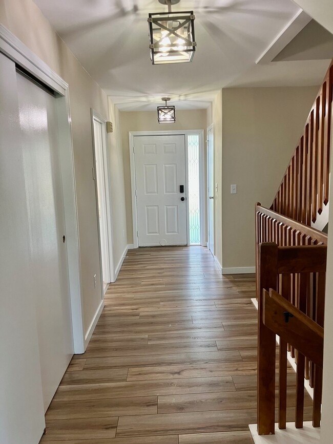 Pasillo de entrada - H5 Stonehedge Dr