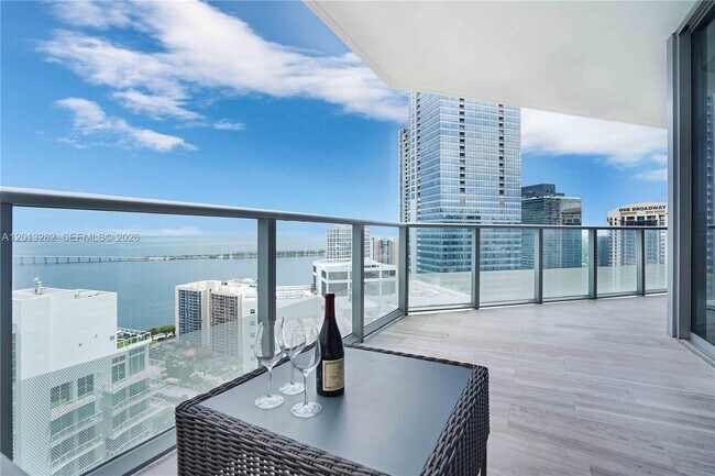 Building Photo - 1300 Brickell Bay Dr Unit 3402