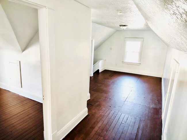 Photo - Spacious 4 Bed, 1 Bath Home in Cleveland Ohio!