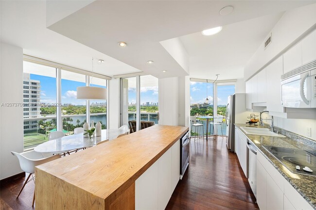 Photo - 4779 Collins Ave Unidad 1005