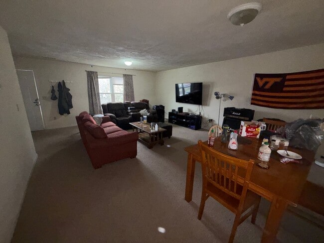 Building Photo - Spacious 4BR Townhome in Pheasant Run – Minutes to Virginia Tech