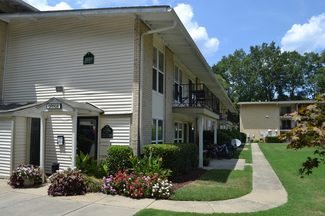 Spanish Trace Apartments - Spanish Trace Apartments