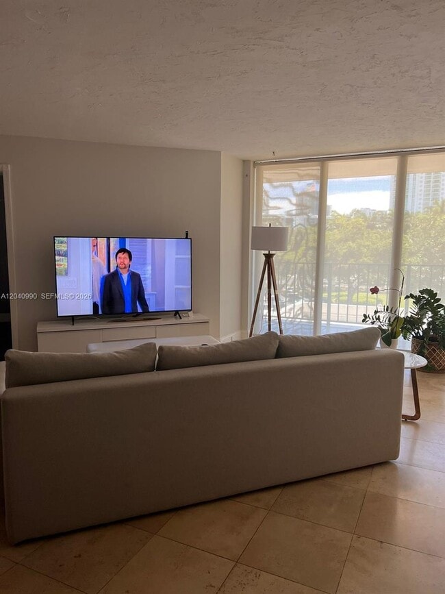 Photo - 18181 NE 31st Ct Unidad 305