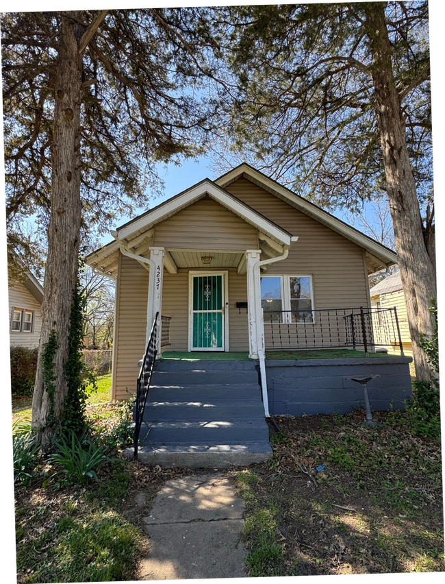 Building Photo - 3 Bedroom Home Near Zoo & Parks!