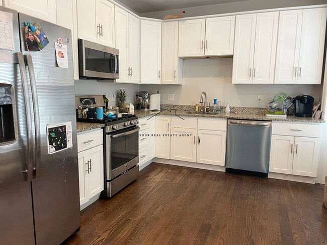 Building Photo - 2044 Beacon St