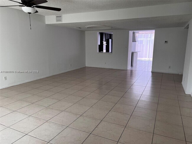 Photo - 2410 NE 10th St Unidad 123