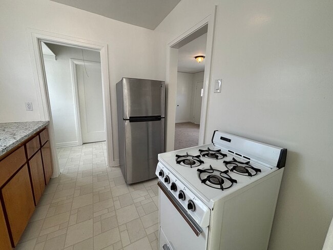 Photo - 2809-2821.5-28215 Rowena Ave Unidad 2815