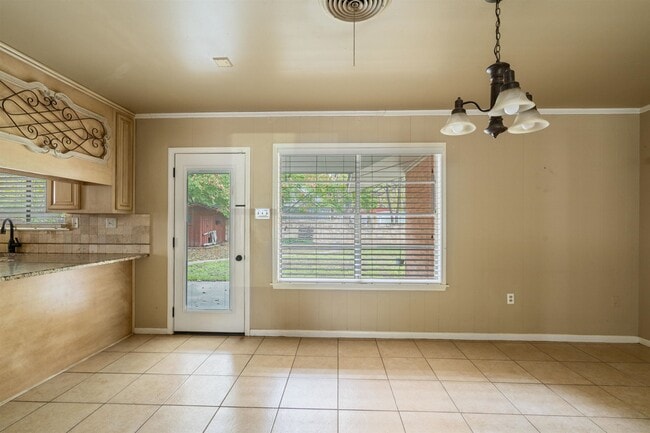 Photo - 214 W Strickland St