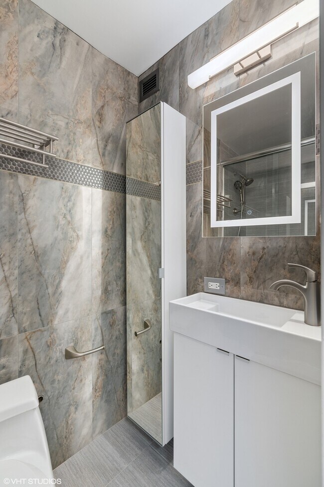 Photo - 1960 N Lincoln Park W Unidad 1005