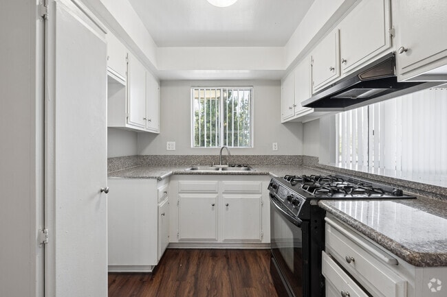 1BR, 1BA - 850SF - Kitchen