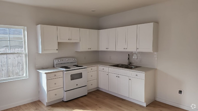 Building Photo - 1110 Strickland St Rental