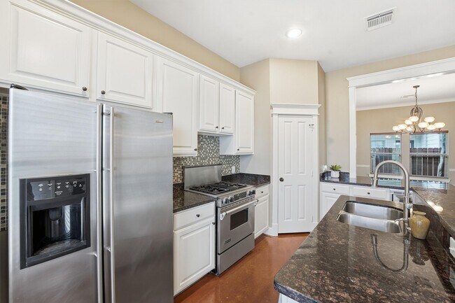 Photo - 917 W 23rd St