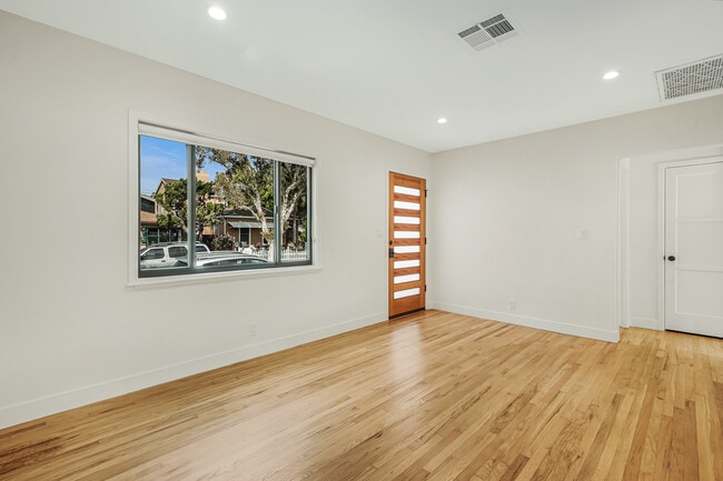 654 Ozone St, Santa Monica, CA 90405