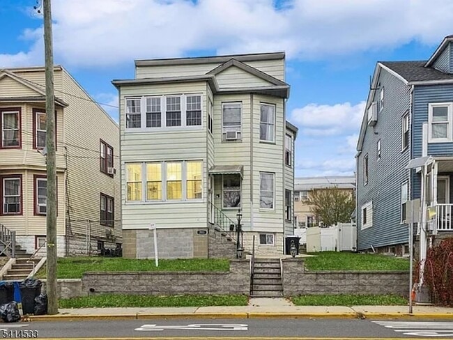 Building Photo - 703 Schuyler Ave Unit 1