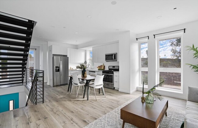 Building Photo - 837 N Kingsley Dr Unit #837 1/2