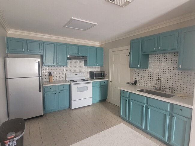 Photo - Charming Cottage - minutes from the Seawall