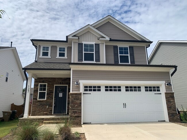 Building Photo - AMAZING LOCATION, Fantastic 4 Bed Home, In...