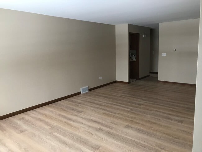 Sala de estar - 654 Eletson Dr