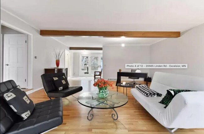 Sitting rooom - 20565 Linden Rd