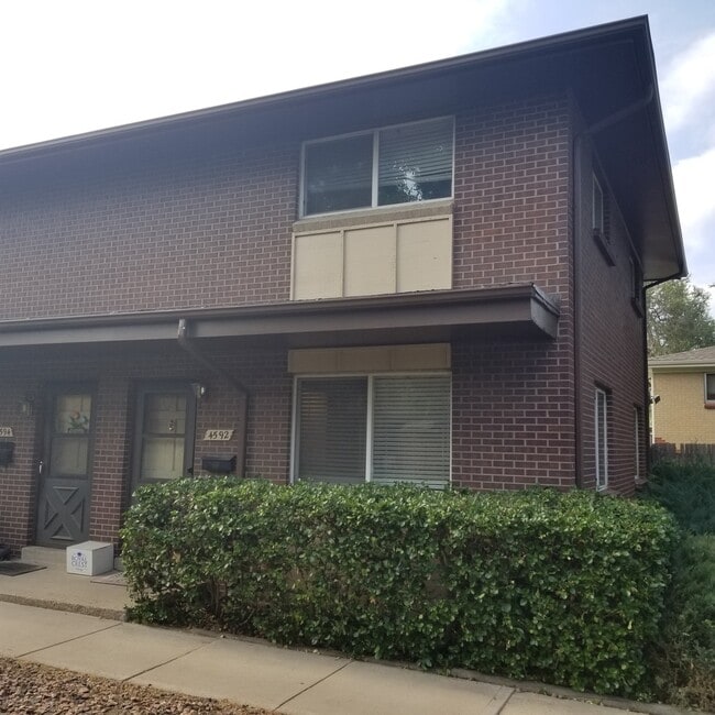 Building Photo - Private 2-Story End Unit