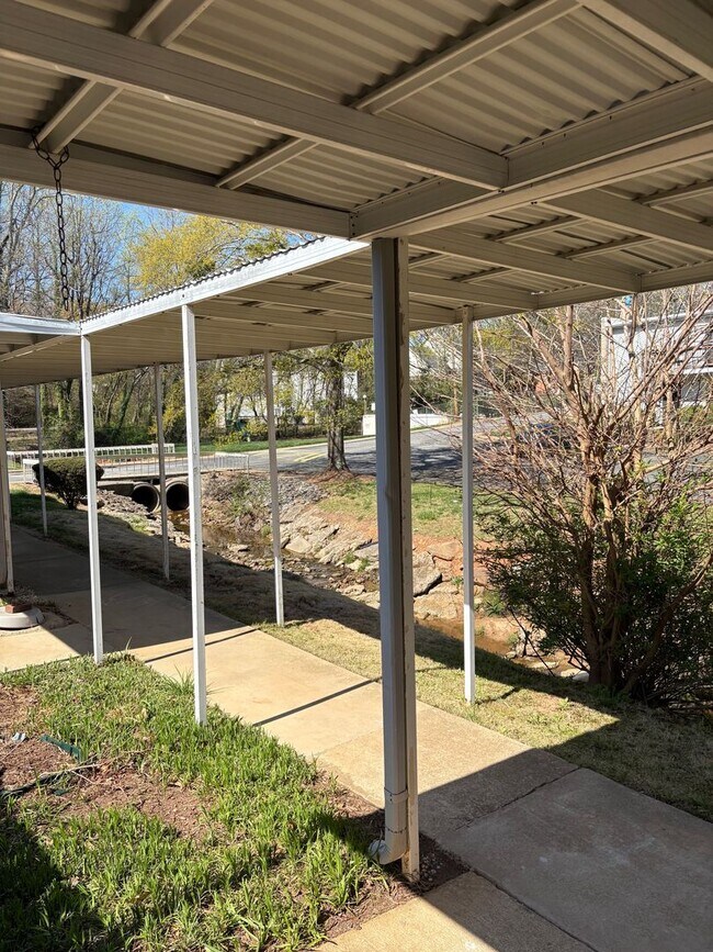 Photo - Lovely 2 bedroom 1 Bath Condo Near East North Street !! Great location minutes from Haywood Road