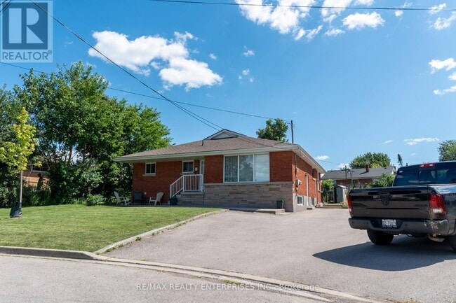 Photo - 8 Salmond Ct
