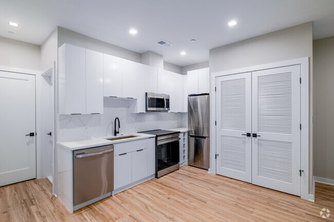 1BR, 1BA - 584SF - Kitchen / Dining Room