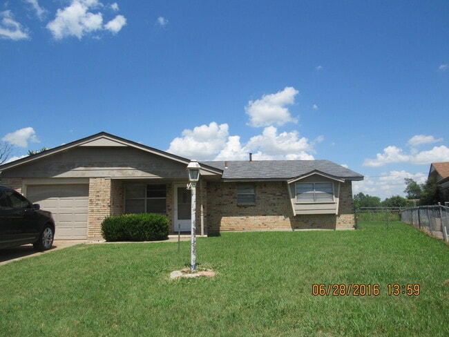 Building Photo - MOVE IN SPECIAL: $200 OFF OF THE 1ST FULL MONTH'S RENT! New carpet and freshly painted interiors