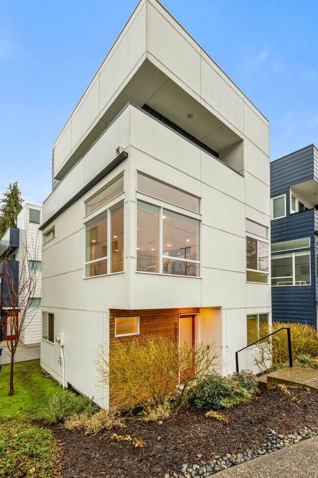 Building Photo - Fresh, Air-Conditioned Standalone Townhome in Coveted Lincoln Park