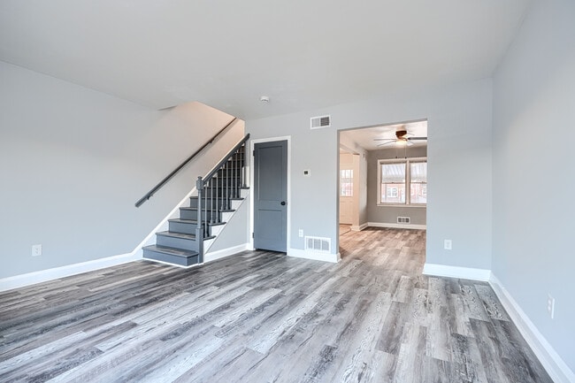 Photo - 2123 Graythorn Rd