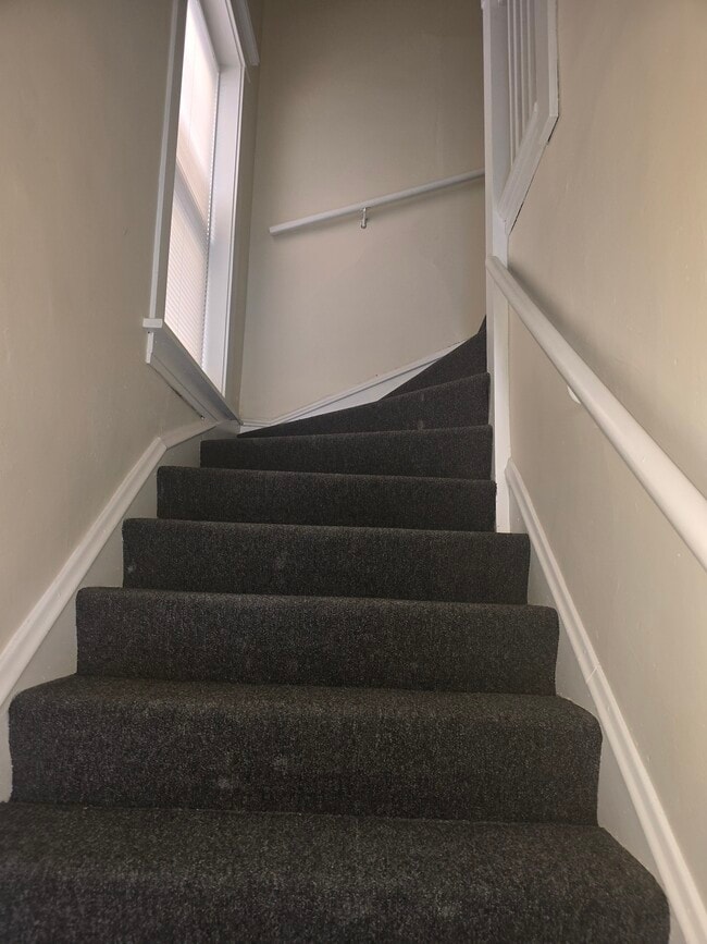 Building Photo - 1227 N Parkside Ave Unit Second floor