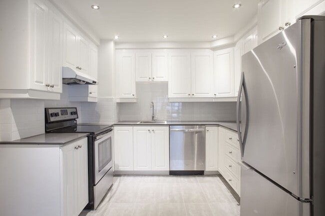 Building Photo - 3495 Rue de la Montagne Unit 708