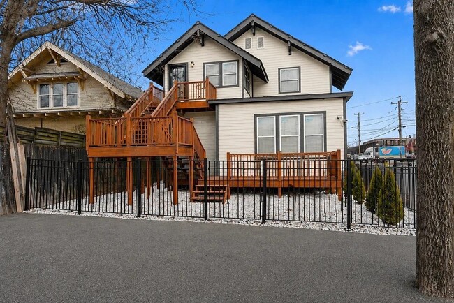 Photo - 1595 Court Ave
