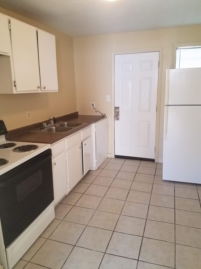 Photo - 574 N 4th St Unit 2 apts available