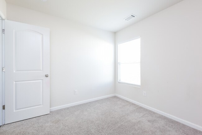 Photo - 121 Colonial Walk